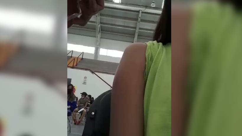 VIDEO: Enfermera aplica vacuna vacía a niña en Ecatepec