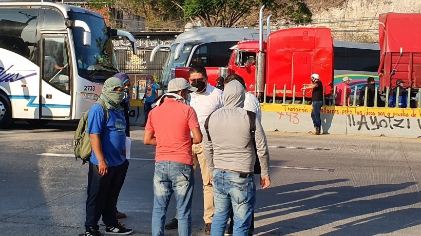 Toman normalistas de Ayotzinapa siete vehiculos tras bloqueo en autopista del Sol