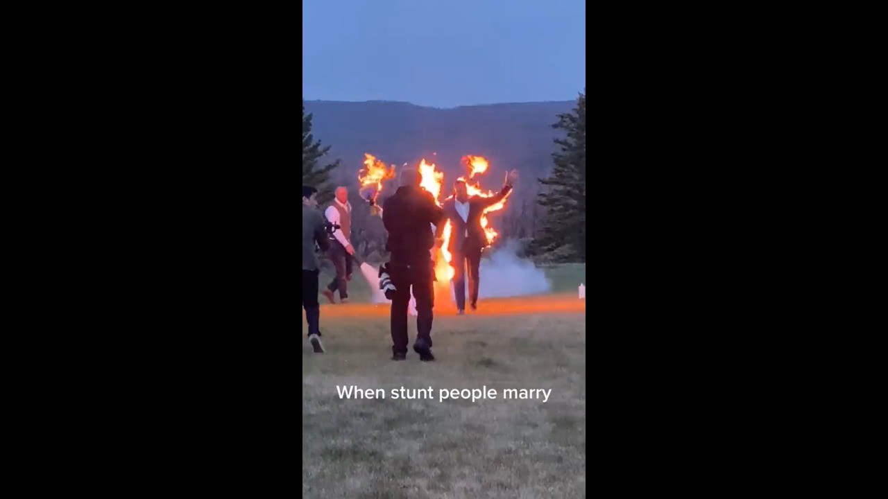 ¡OMG! Recién casados se encienden fuego en su boda