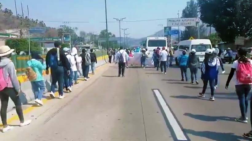 Bloquean normalistas de Ayotzinapa el Parador del Marqués