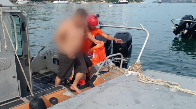 Rescatan marinos a un hombre en el mar de Acapulco