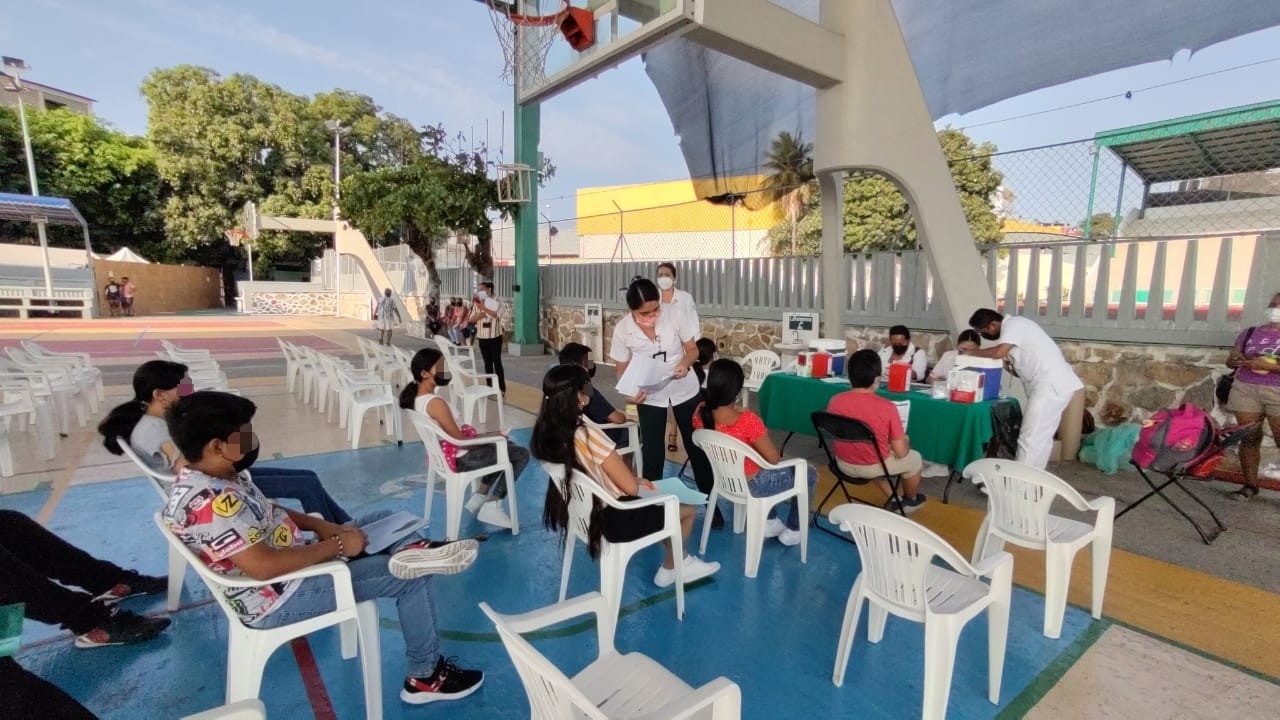 Participa IMSS en vacunación anticovid a menores en Acapulco
