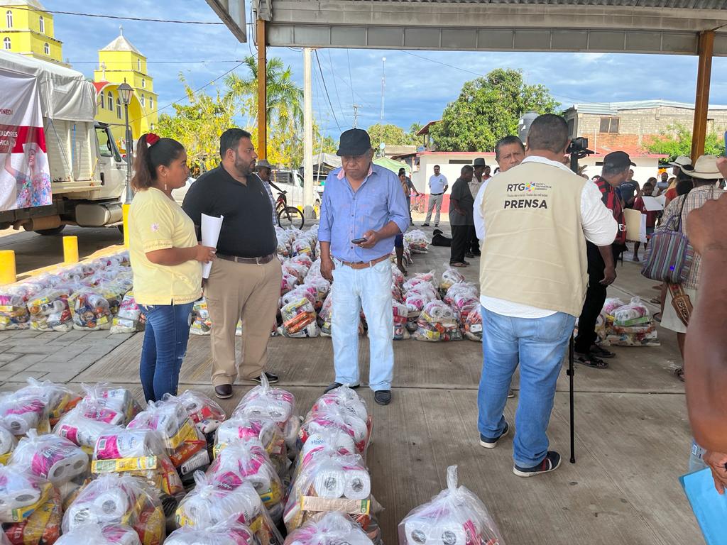 Entrega Evelyn Salgado apoyo a pescadores de Chautengo