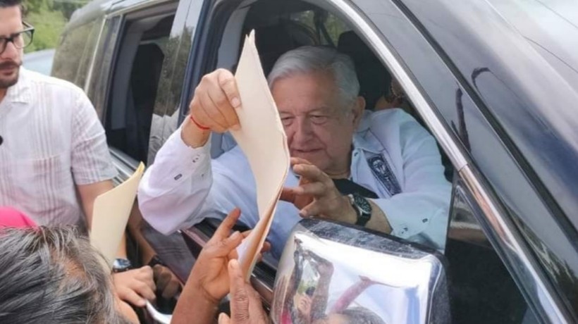 En Guerrero, pide AMLO paciencia a víctimas de la Guerra Sucia