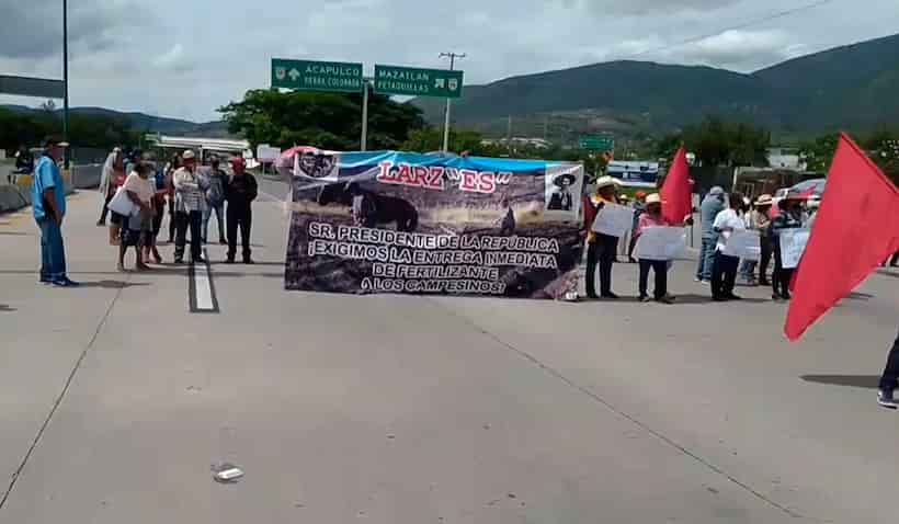 Bloquean campesinos la Autopista del Sol en Chilpancingo