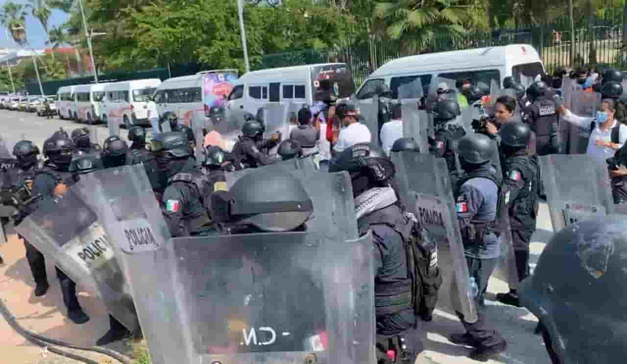 Bloquean la Costera de Acapulco; antimotines los desalojan