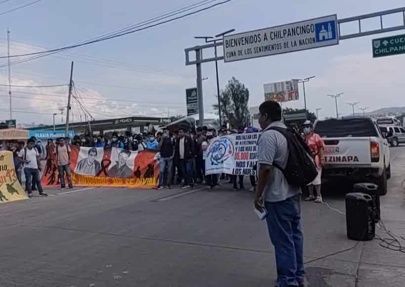 Bloquean normalistas la Autopista del Sol en Chilpancingo
