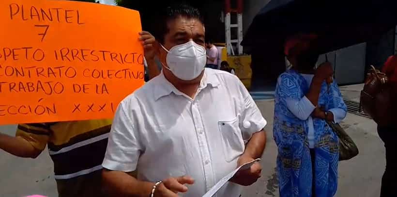 Bloquean trabajadores del Cobach el Centro de Chilpancingo