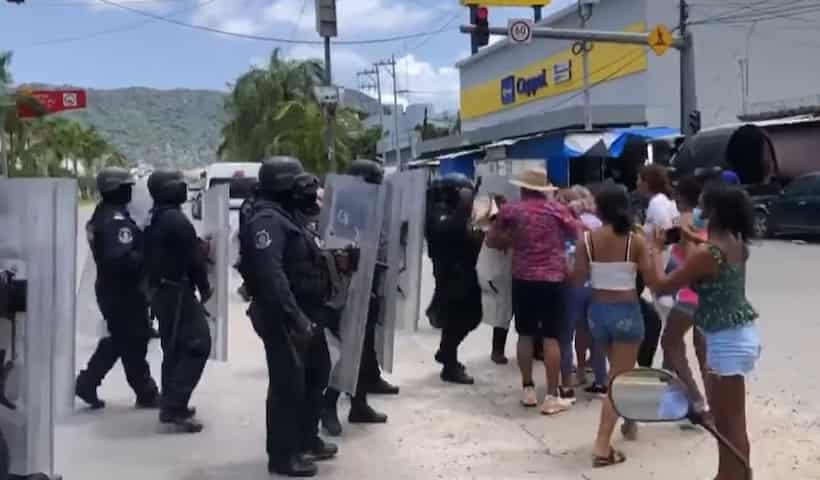 Repliegue de manifestantes en Acapulco deja tres policías heridos