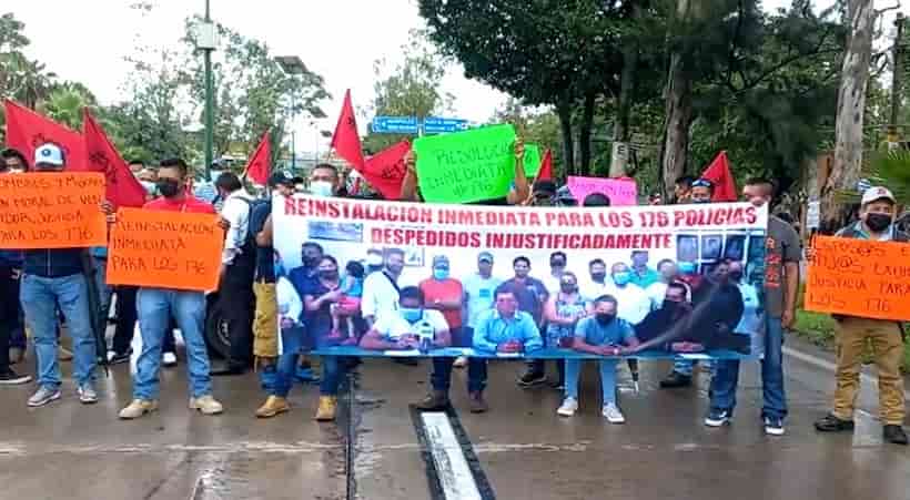 Con bloqueo en Chilpancingo ex policías exigen reinstalación