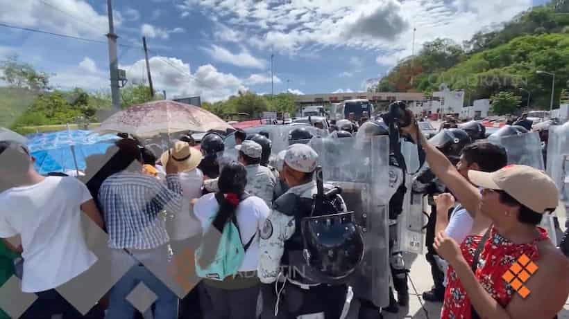 Bloqueo en La Venta genera confrontación entre antimotines turistas y manifestantes