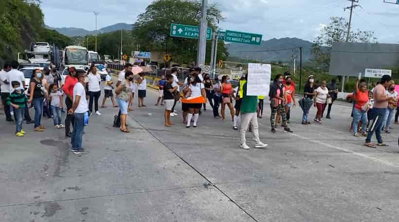 Bloquean la Autopista del Sol; exigen nuevo plantel del Cobach en Acapulco