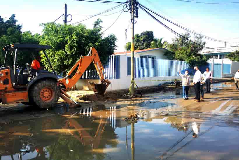 Desazolva CAPASEG canal pluvial de la colonia Zapata de Acapulco