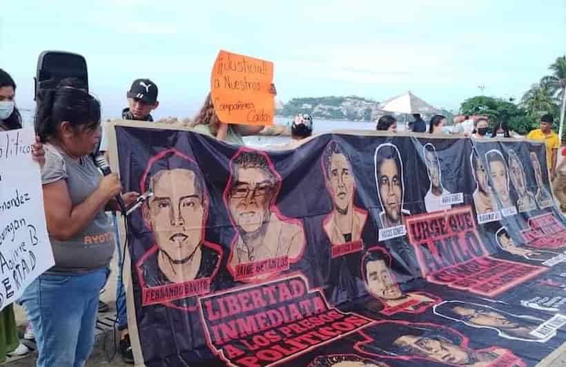 Entre protestas recibieron a AMLO en Acapulco