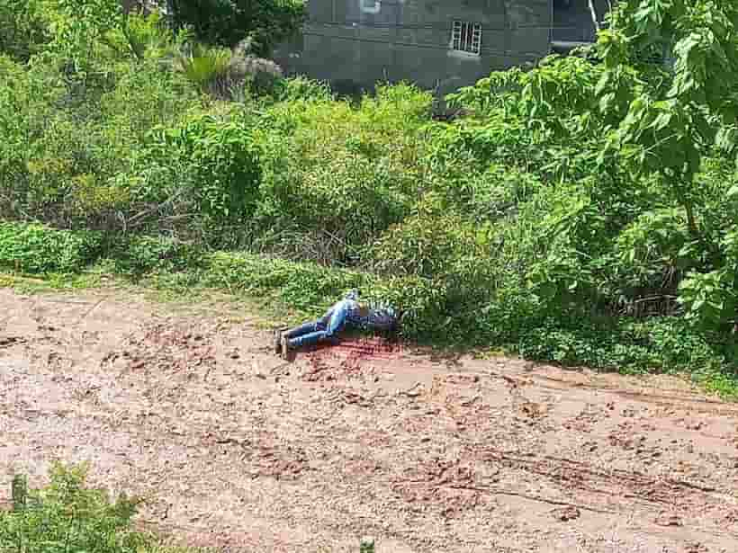 Hallan hombre sin vida en camino de terracería de Chilpancingo