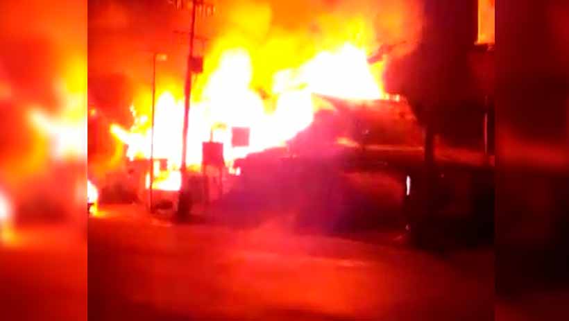 Incendio consume dos restaurantes y un auto en zona Diamante de Acapulco