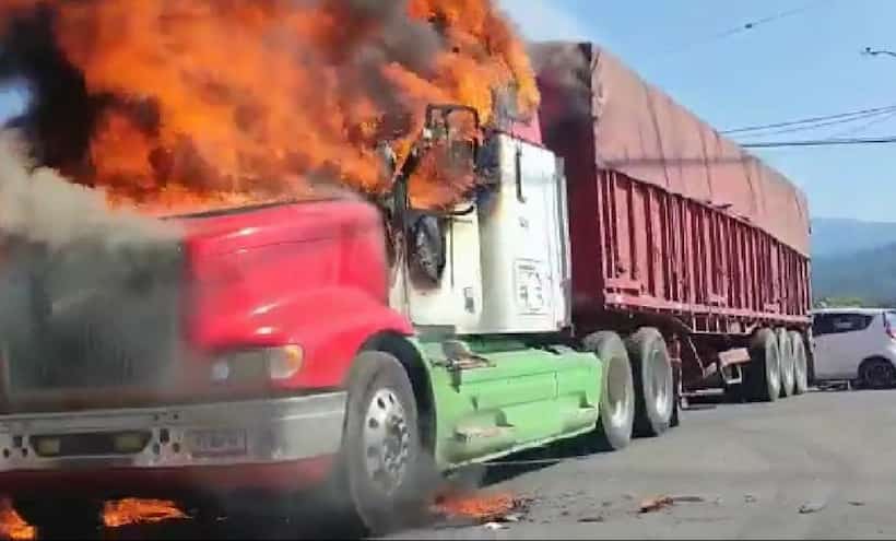 Incendian al menos 13 vehículos en distintos puntos de Michoacán