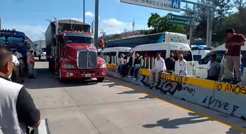 Liberan transportistas un carril de la Autopista del Sol