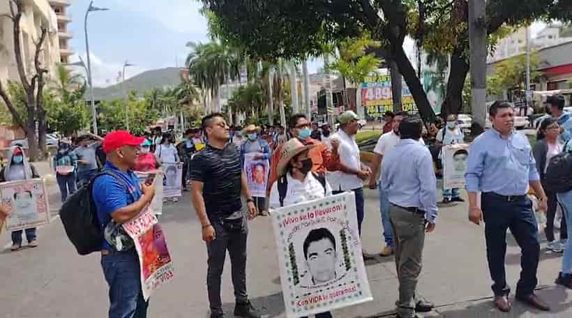 Marcha CETEG en la Costera de Acapulco