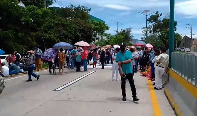 Marcha CETEG en el bulevar Vicente Guerrero de Chilpancingo