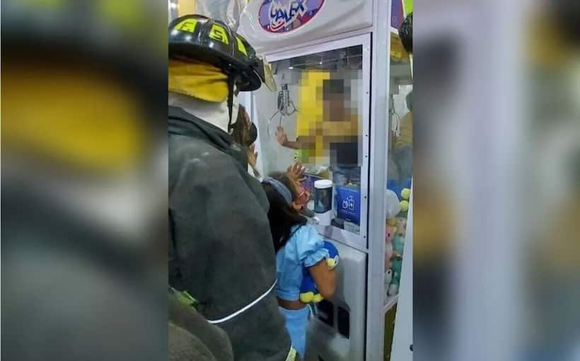 México Mágico: Niño queda atrapado dentro de máquina de peluches