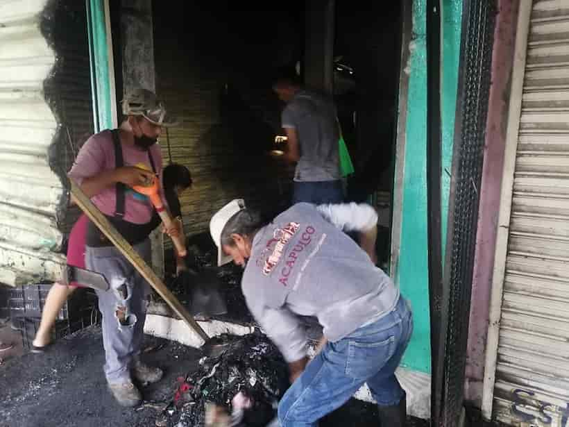 Sofocan incendio de tres locales del Mercado Central de Acapulco