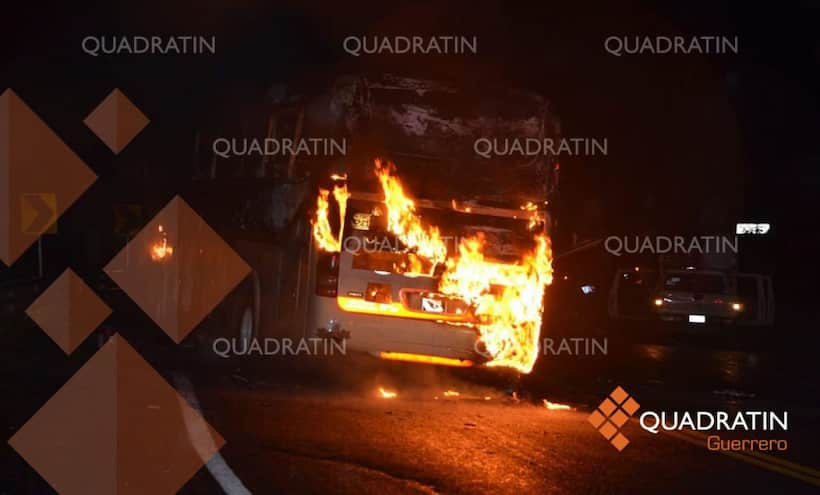Roban, rafaguean e incendian tres vehículos en el libramiento a Tixtla