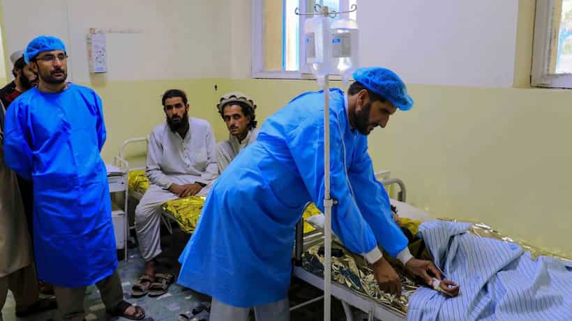 Sismo en Afganistán deja más de mil personas sin vida