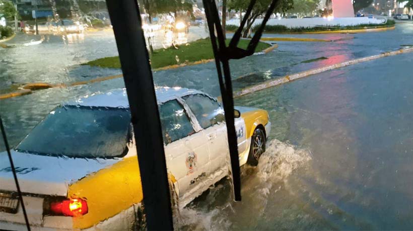 Piden regular taxis durante lluvias en Acapulco; cobran hasta $350
