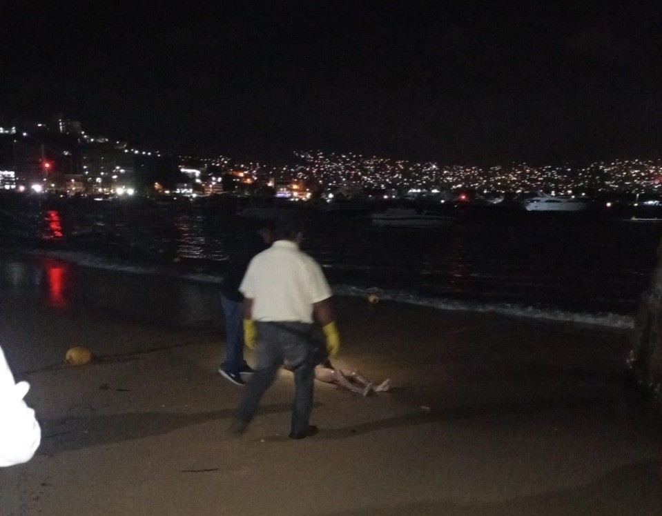 Localizan dos cuerpos flotando en playa Manzanillo de Acapulco