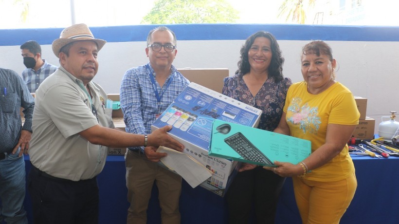 Entrega Abelina López equipamiento a planta potabilizadora El Cayaco