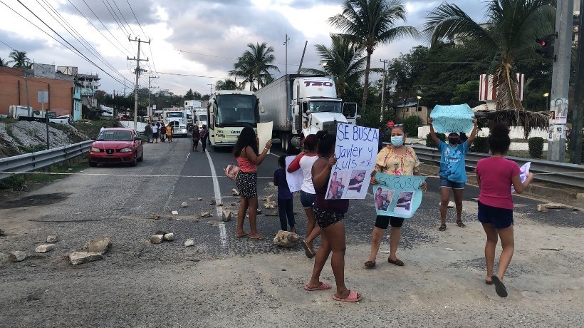 Bloquean familiares de desaparecidos en Paso Limonero de Acapulco
