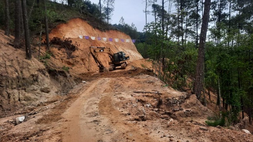 Habilitan paso en localidades incomunicadas de La Montaña de Guerrero