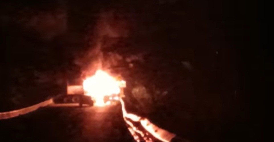 Se incendian dos vehículos en la entrada del poblado de Mazatlán