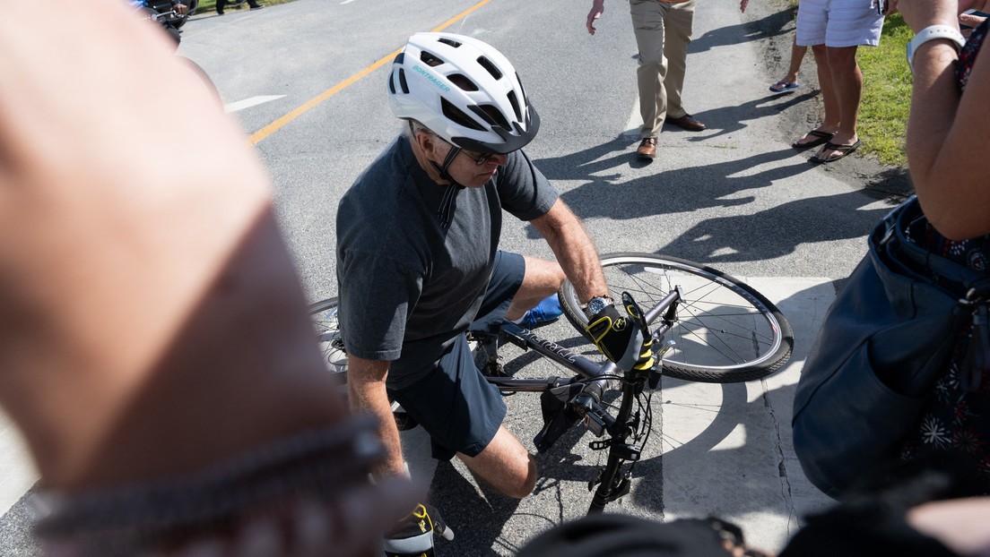 ¡Se nos cae! Joe Biden sufre incidente en bicicleta