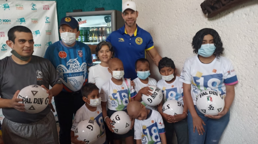 Conviven Leyendas del América con niños con cáncer de Guerrero