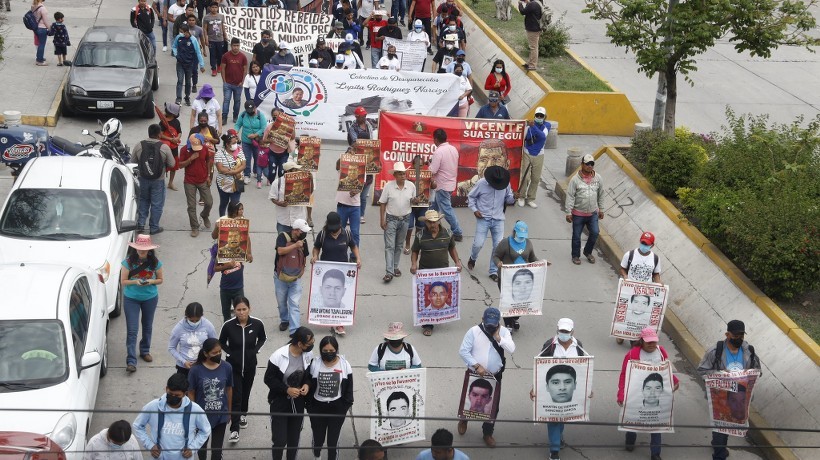 Marchan padres de los 43 en Chilpancingo; exigen avances a AMLO