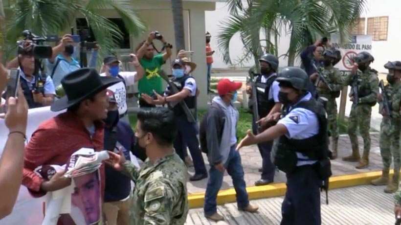 Protestan padres de los 43 afuera de la Base Naval de Acapulco