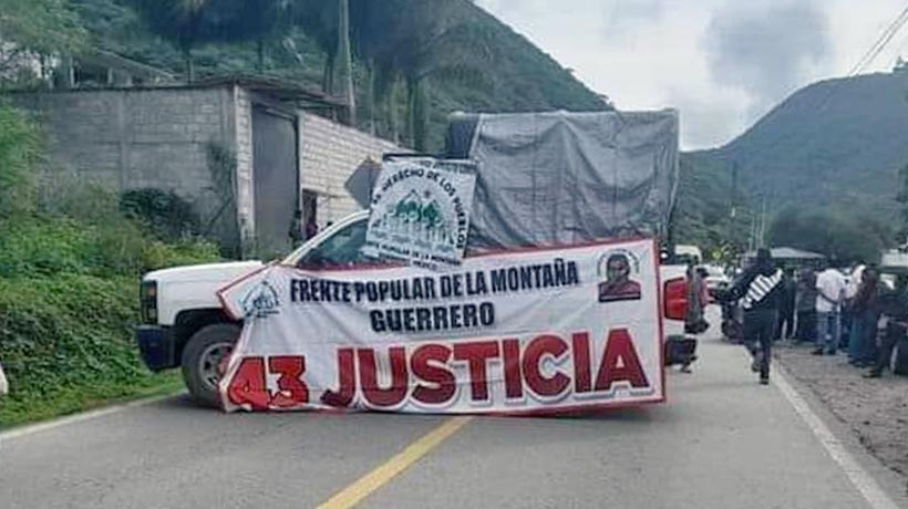 Bloquean carretera en Tlapa; buscaban encuentro con AMLO