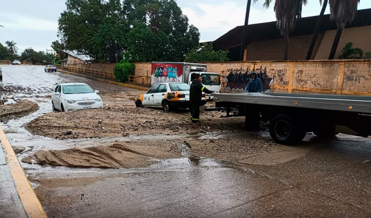 Al menos 25 vehículos quedaron varados por lluvias en Acapulco