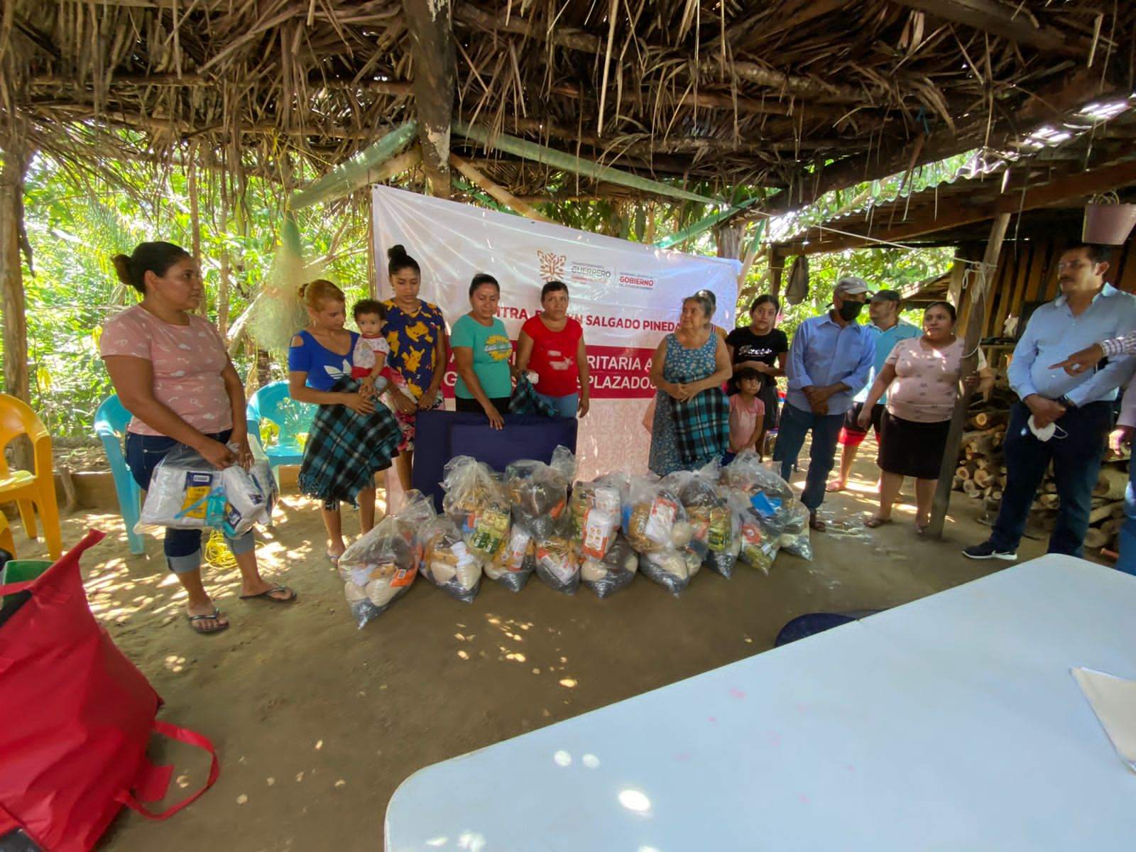 Entrega gobierno de Guerrero apoyos a familias desplazadas por violencia