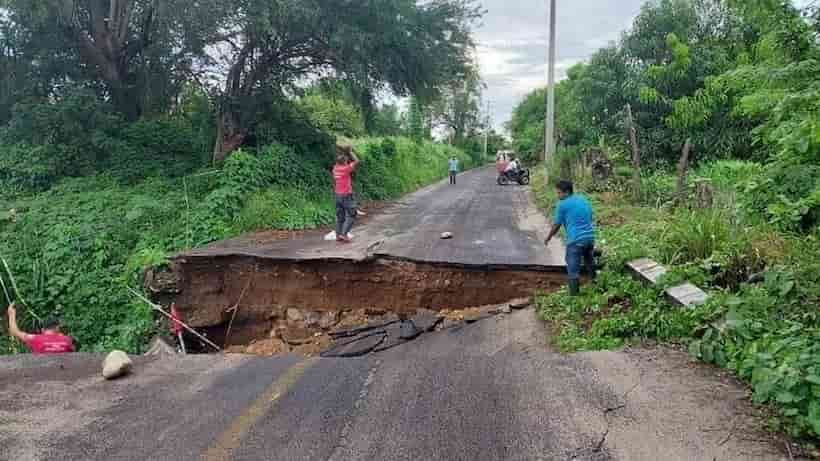 Lluvias provocan severas afectaciones en carretera de Atoyac