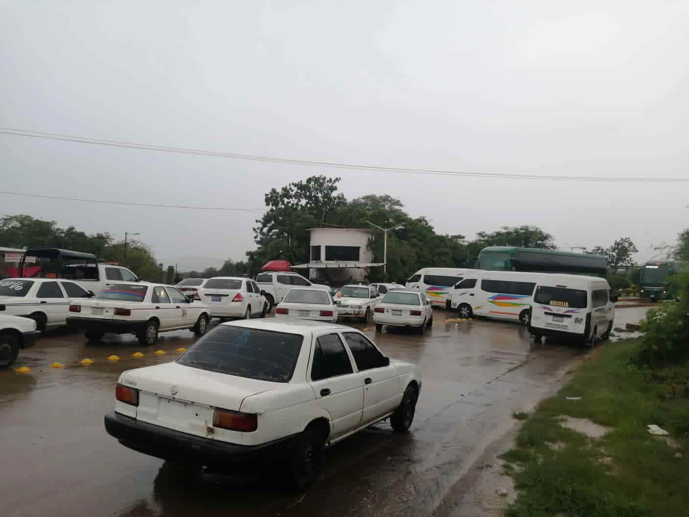 Bloquean transportistas accesos a Arcelia y Tlapehuala