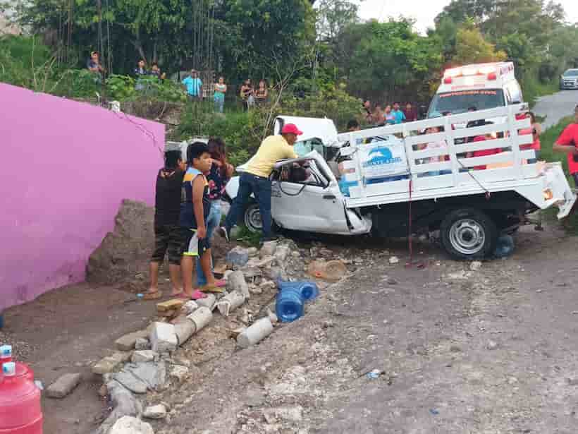 Choca camioneta contra casa en Chilpancingo; conductor murió prensado