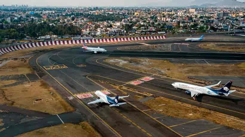 Cierran pista del AICM por reparación de un bache