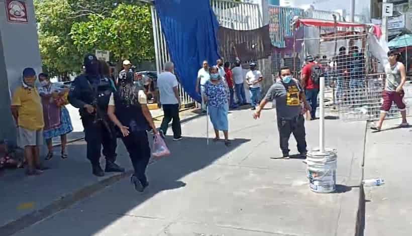 Desalojan a comerciantes de puestos semifijos del Centro de Acapulco