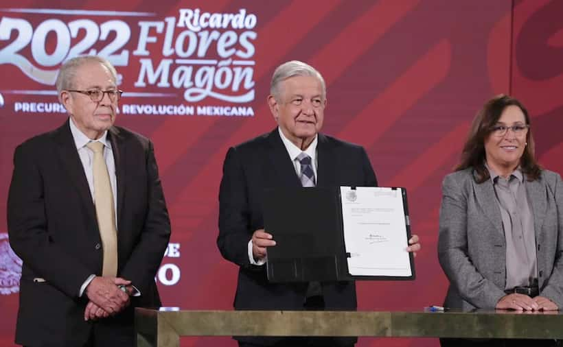 Firma AMLO iniciativa para eliminar horario de verano