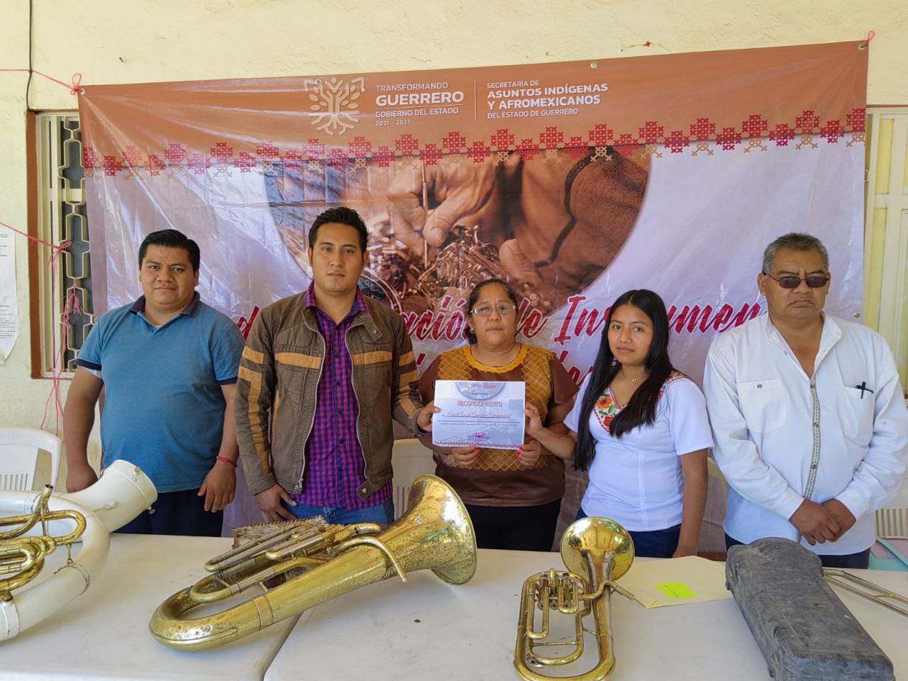 Enseñan a reparar instrumentos musicales en La Montaña de Guerrero