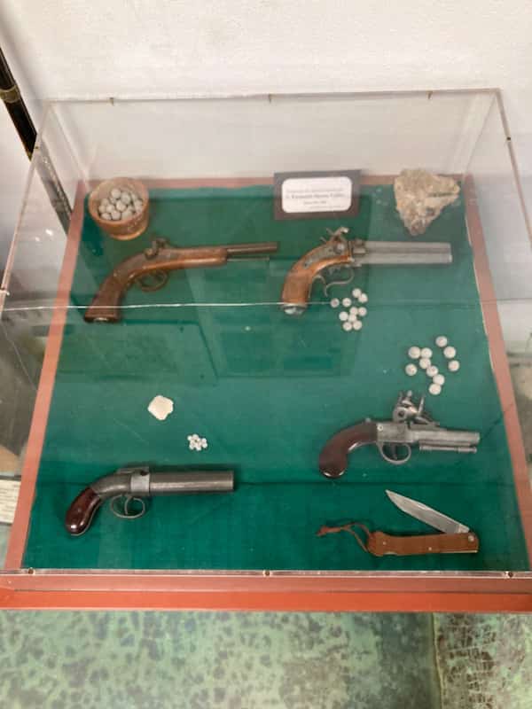 Roban dos armas del Museo Naval de Acapulco