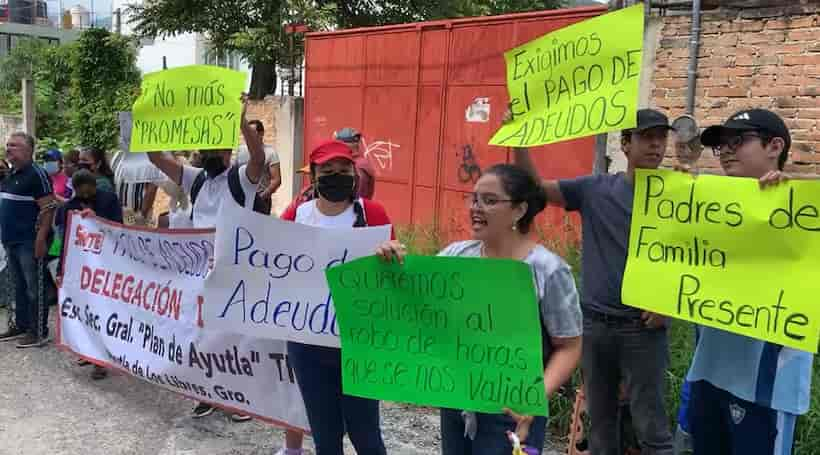 Toman padres y maestros oficinas de la SEG en Chilpancingo